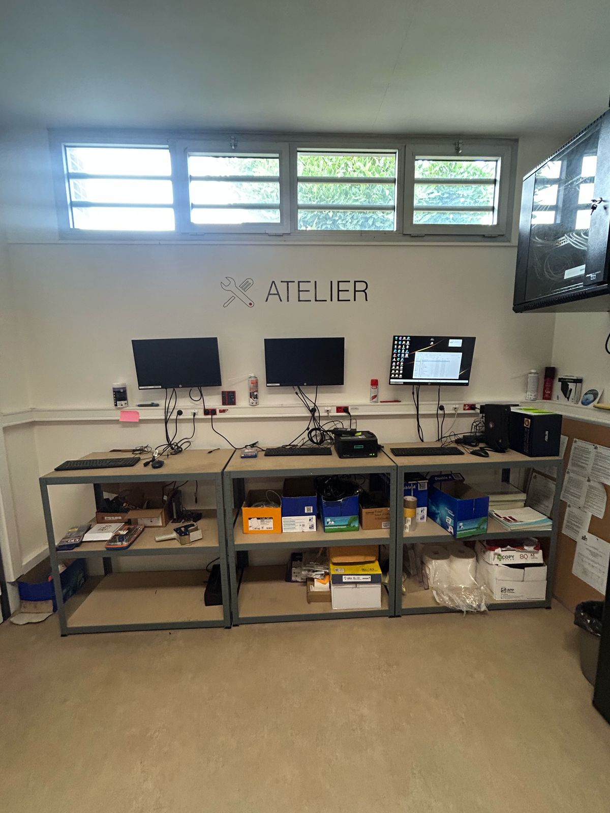 L'atelier technique de XEFI où sont préparés et réparés les équipements.