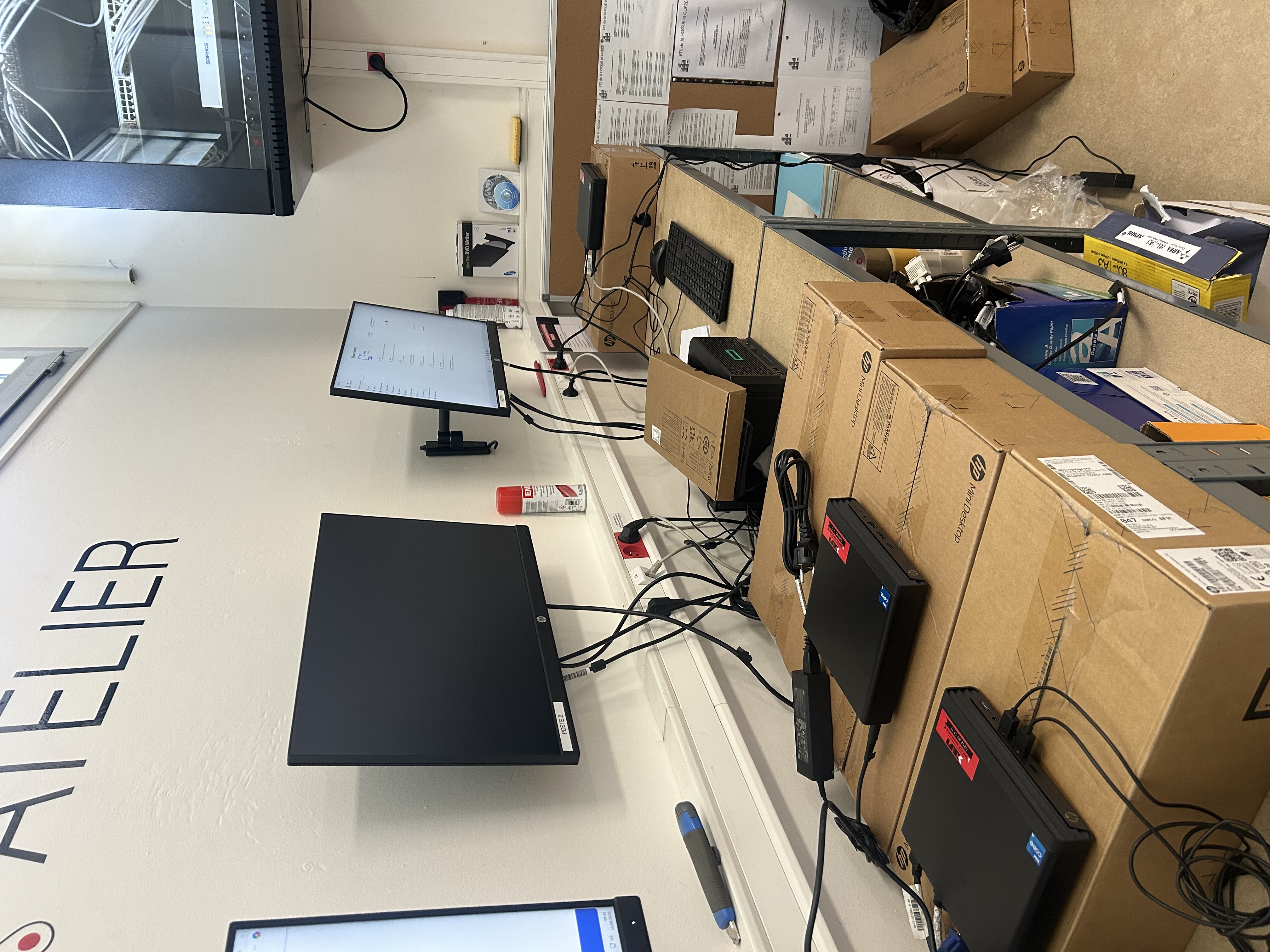 Préparation en série de postes informatiques pour les clients