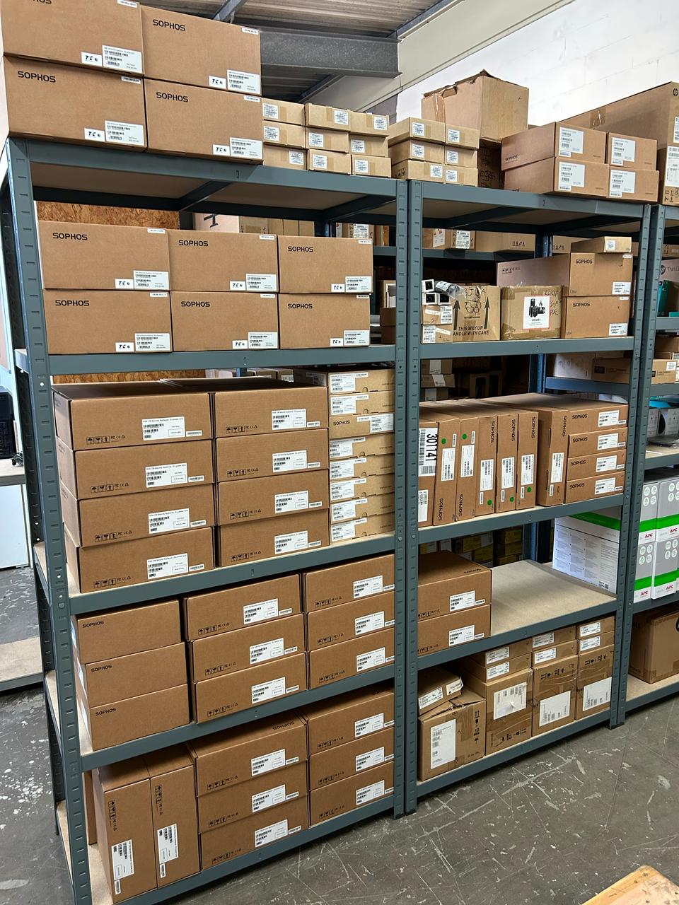 Stock de matériel informatique et pare-feux Sophos